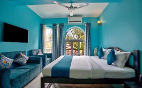 Candolim Beach White Residency